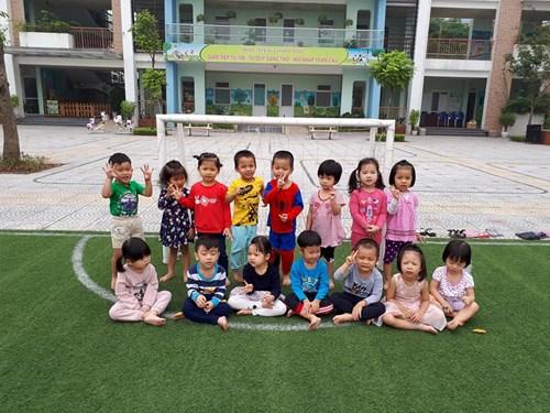 Thời tiết mát mẻ, các bé cùng nhau ra ngoài trời hít thở không khí trong lành và tập luyện chơi với bóng.